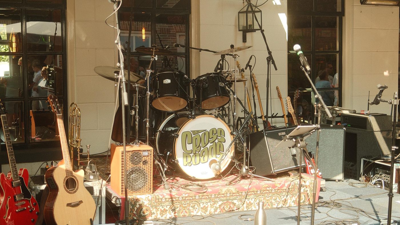 Crossroads live op het podium met drumstel